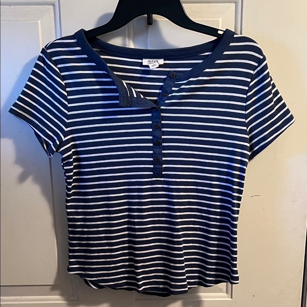 Women’s a.n.a. T-Shirt size medium